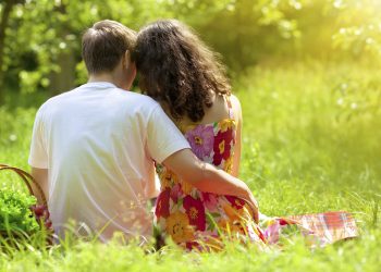 Couples In Love Men Grass Wicker Basket Two 570857 3840x2160[1]